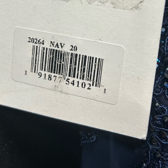 Mac Duggal 20264 NWT APPLIQUED CAP SLEEVE BODICE FLOWY GOWN - Picture 11 of 13